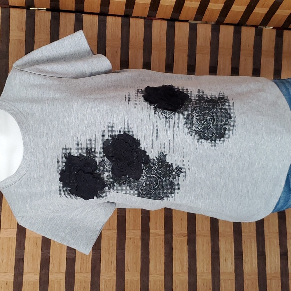 EUC! Simply Vera Wang raised rose tshirt - Picture 6 of 9
